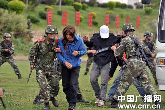 武警云南总队12日举行车辆反劫持演练