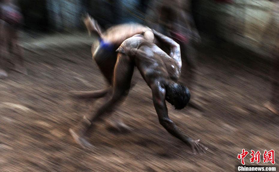 走进巴基斯坦泥地摔跤手的训练生活(高清组图)