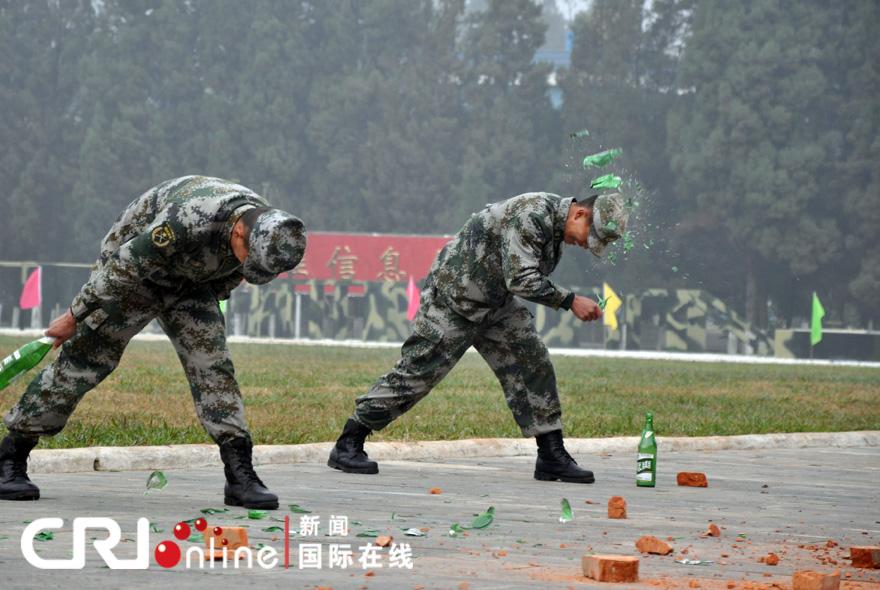 中方在开训仪式上的硬气功表演