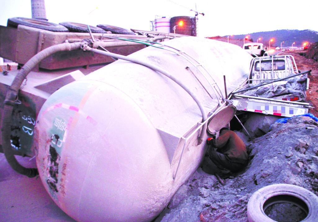 11月26日下午3时许,在同安路与辽阳东路交会处,一辆东向西行驶的水泥