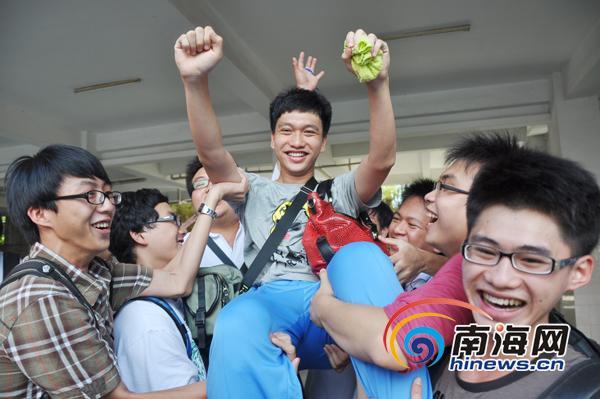 海南高考结束 考生欣喜若狂(组图)