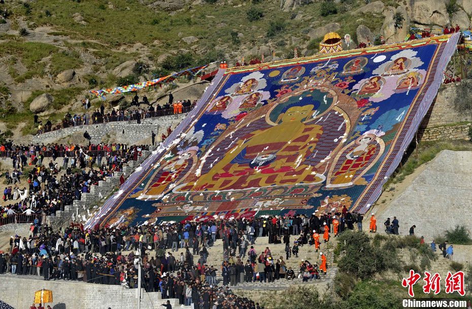 拉萨雪顿节开幕 哲蚌寺举行盛大展佛活动(组图)