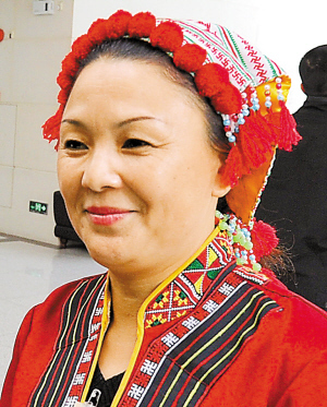 盘永花委员的瑶族服饰是省政协大会上的一道风景.