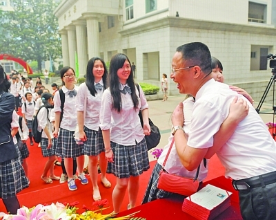 昨天上午9点,南京一中校园内音乐声响起,200米崭新的红地毯在等着迎接