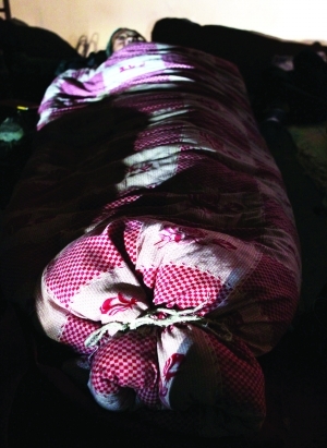 寒夜露宿,民工兄弟把被子扎成"睡袋"