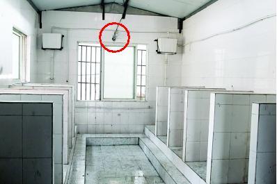 徐州一中学在男厕装摄像头 称拍不到隐私监管学生抽烟的