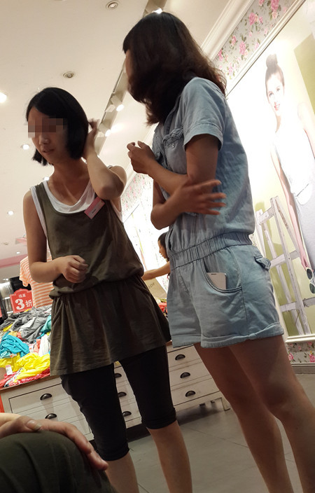 被内衣店员_内衣美女