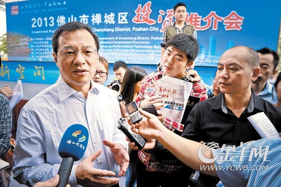 推介会结束后,佛山市委书记李贻伟接受媒体采访 羊城晚报记者陈文笔