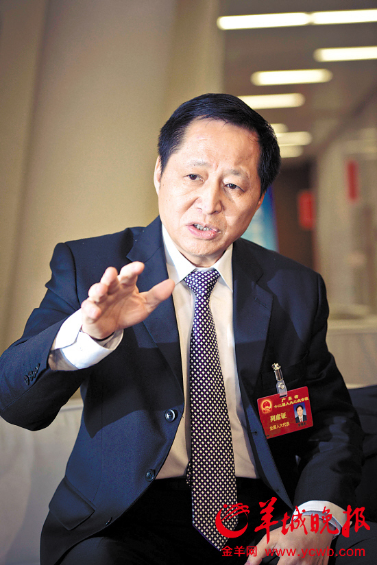 罗伟其接受专访 羊城晚报记者 陈文笔 摄省教育厅厅长罗伟其接受羊城