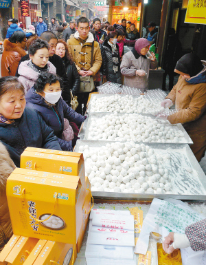 庆佳节排队买元宵