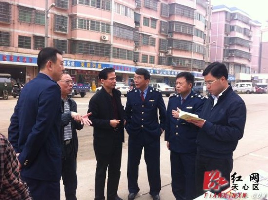 长沙天心区副区长侯向宇现场指导新园社区打击传销工作