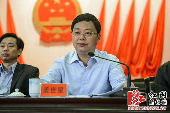 新化县委副书记,县长邓光吕主持会议新化县委书记胡忠威出席会议并做