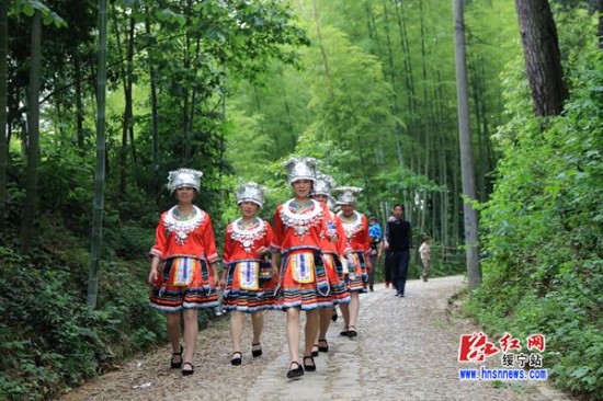 绥宁关峡四月八姑娘节精彩纷呈