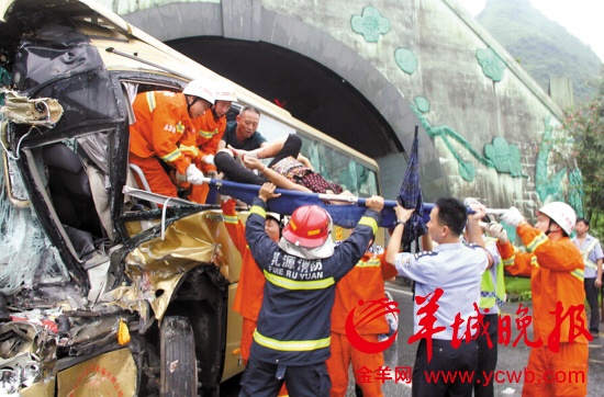 一旅游大巴昨在京珠北韶关段遇车祸致1死6伤