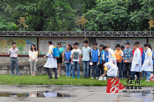 梅林中学后山滑坡湘潭县应急抢险救援队成功施救