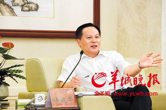 羊城晚报记者 王俊伟 摄东莞市委书记徐建华接受羊城晚报社长刘红兵