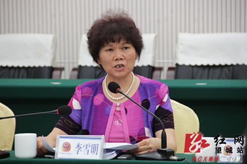 党委书记,局长李军龙代表党委班子深入查摆了在"四风"方面存在的问题