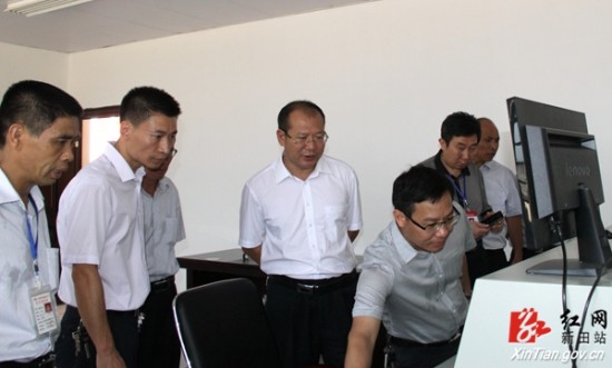 王小波等县领导参观车站监控室