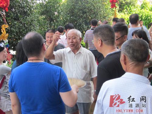 涟源市人大常委会主任梅国华就涟源地域文化接受采风团采访.