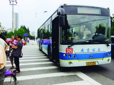 公交车只能停在马路上.