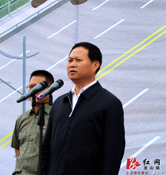 副书记,县长梁君致辞开工动员大会现场红网龙山站9月19日讯(分站记者