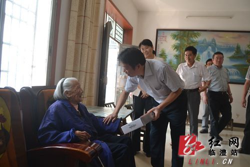 常德市委副书记宋冬春来到临澧,在县委副书记蒋颖群及县领导邓慈陵