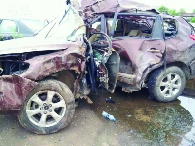 失控越野车冲上公交站台车毁人亡