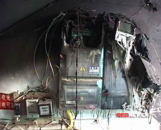 湘乡一小区十户电表被烧 用电负荷过大和乱接线路导致