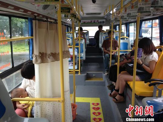 澳少妇毕业典礼哺乳照走红 称事业家庭可兼顾