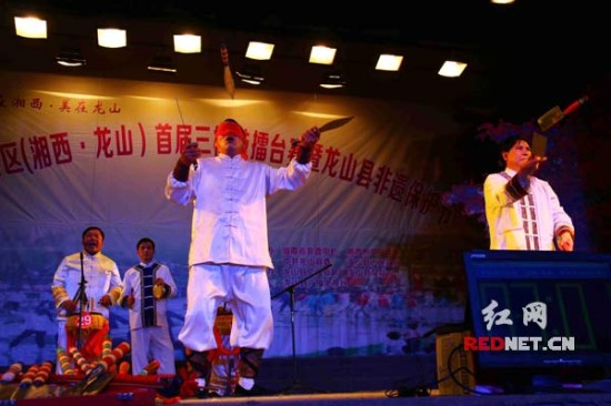 蒙眼抛接三把刀武陵山区三棒鼓擂台赛看点多