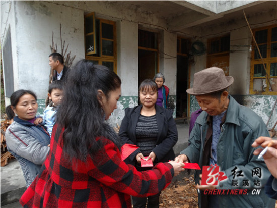 蒲方改 唐爱华)11月27日,辰溪县政协火马冲活动小组10余人,冒雨深入谭