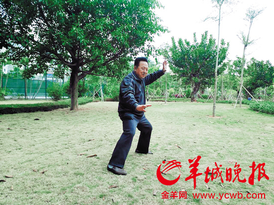 李俊义在练习八极拳李俊义在向记者介绍八极拳文/图 羊城晚报记者