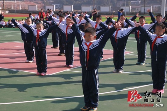 湘潭昭山和平小学举行首届广播体操比赛(图)