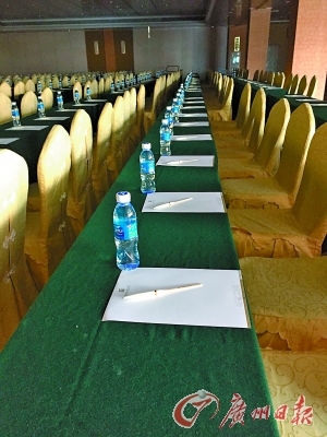 会议用的瓶装水在会后往往被大量浪费.