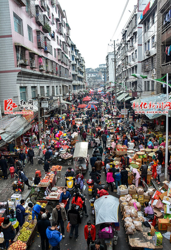 的地摊美女自然也是新化年味最重要的成分"有福的盒饭哥"新化青石街