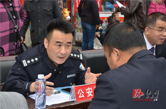 来访群众县委常委,政法委书记谢开翰接待来访群众接访现场群众在咨询