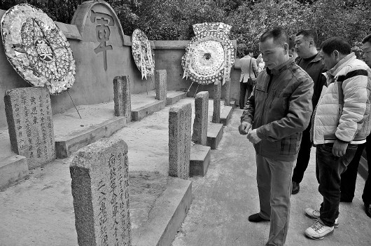 ◥3月22日,福州市闽侯县上街镇沙堤村群众前来夕烟烈士陵园悼念烈士.