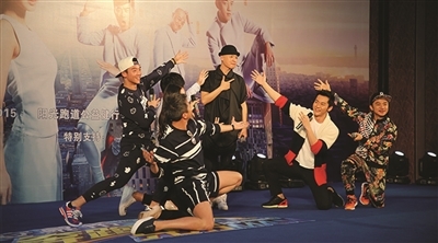 被跑男团成员称为"板娘"的总制片人俞杭英,开场就给