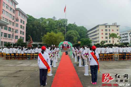 彭新平 通讯员 曹燕 刘玲嘉)5月4日,炎陵一中举行高三学生成人礼仪式