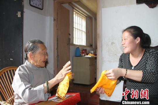 福建东山耄耋阿婆的针线海峡情