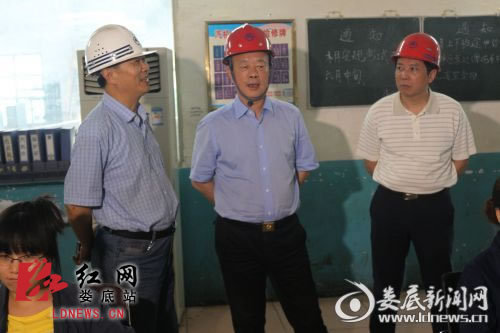 谭卫丰)5月25日,娄底市委书记龚武生到冷水江市调研经济工作时强调,要