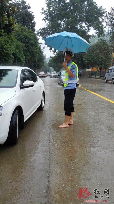常德鼎城协警雨天光脚执勤只为尽快疏导交通