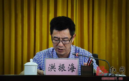 各单位向陈华递交责任状副市长陈华主持会议市委副书记宋冬春出席并