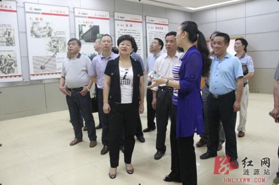 涟源市委书记谢学龙到茅塘镇道童村就新农村建设现场办公