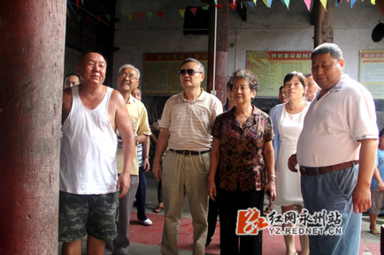 任弼时女儿任远芳到蓝山探访红六军团司令部遗址