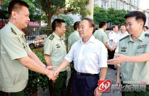 陆晓鹏 摄)(7 月29日上午,怀化市委副书记,市长赵应云等领导走访慰问