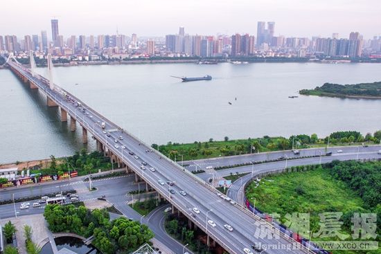 银盆岭湘江大桥东西引桥应急抢险正式启动,大桥桥面只留下两个车道