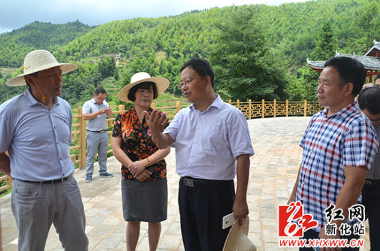 新化县委常委,常务副县长姜世星向郑波,伍美华汇报新化文化旅游发展