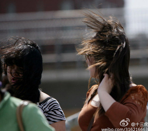 2日,北京出现大风,市民头发风中凌乱