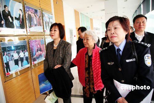 图刘少奇之女刘爱琴参观河南广播大厦